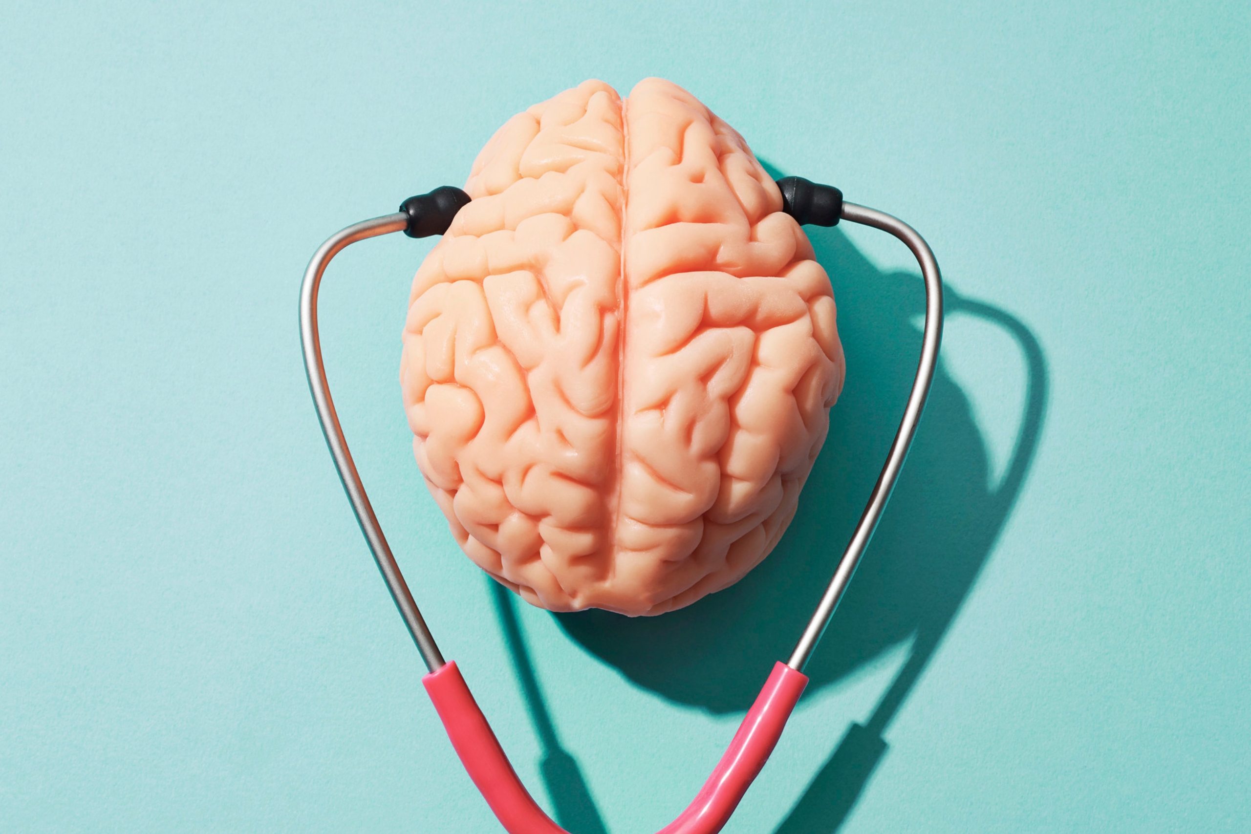Salud mental representada por un cerebro con un fonendoscopio